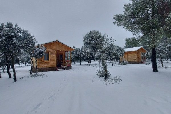 Exteriores del camping con nieve